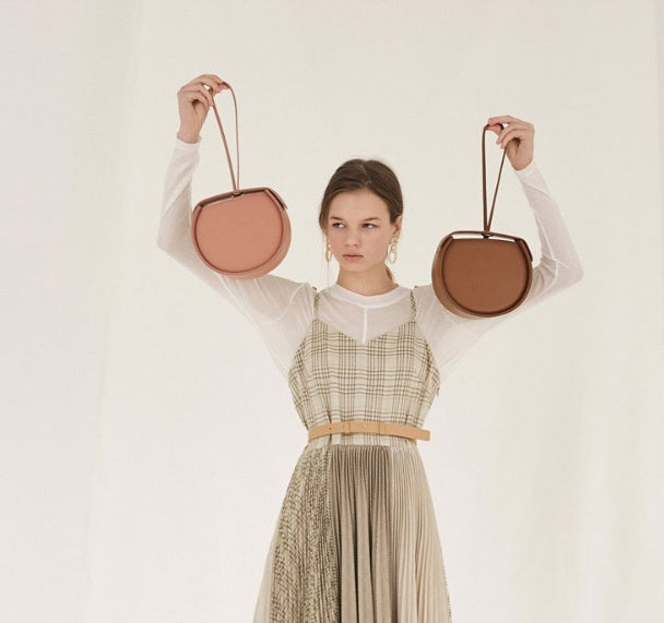 Drawstring portable diagonal shoulder bag